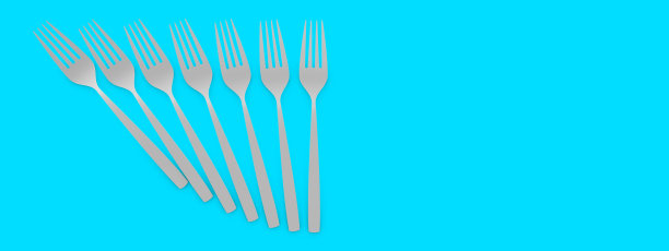 Fork在蓝色背景上。叉子为餐厅、咖啡馆、披萨店设计。为广告目的设计的极简厨房叉。3D渲染，3D渲染。图片下载