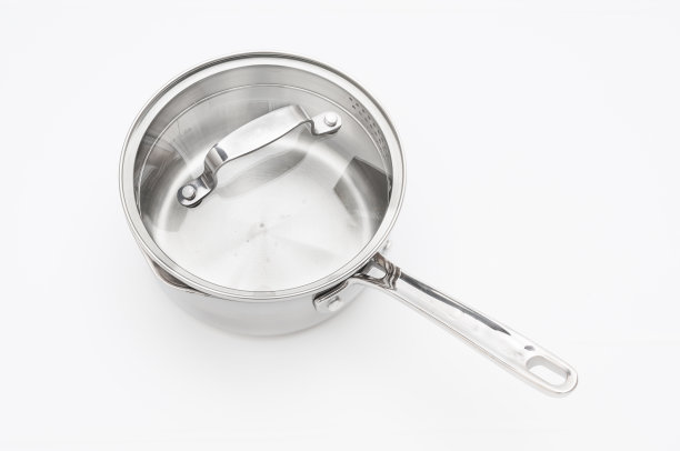 不锈钢平底锅，玻璃盖，白色底色图片下载