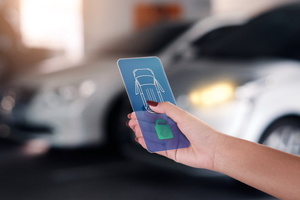 女人用透明智能手机上的应用解锁汽车，用智能手机启动汽车引擎。未来技术概念。图片下载