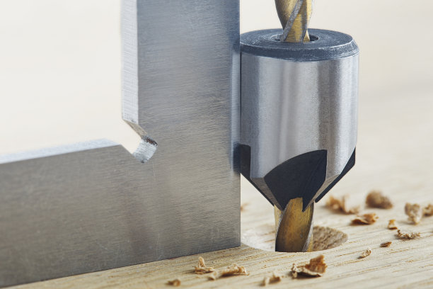 沉孔钻头与钢三角尺使沉孔在木橡木板螺钉图片下载