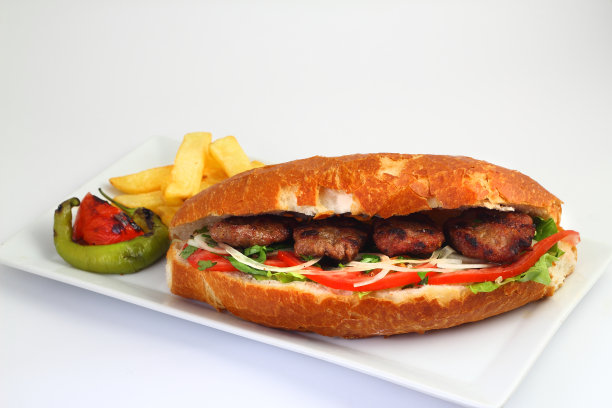 美味的土耳其肉丸三明治(肉丸)孤立的白色背景图片下载