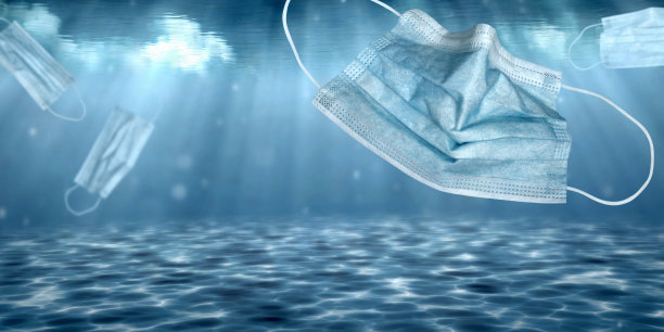 戴着医用口罩沉入水下和污染环境图片下载