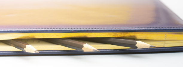 深蓝色的皮革笔记本和三支铅笔。为商务会议做准备。经营理念图片下载