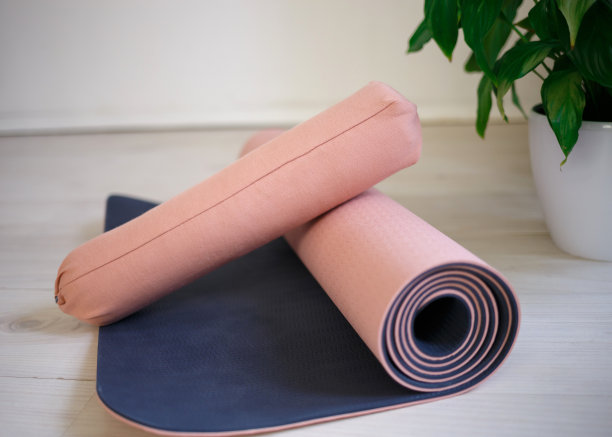 运动配套:运动垫上的粉色按摩轮图片下载