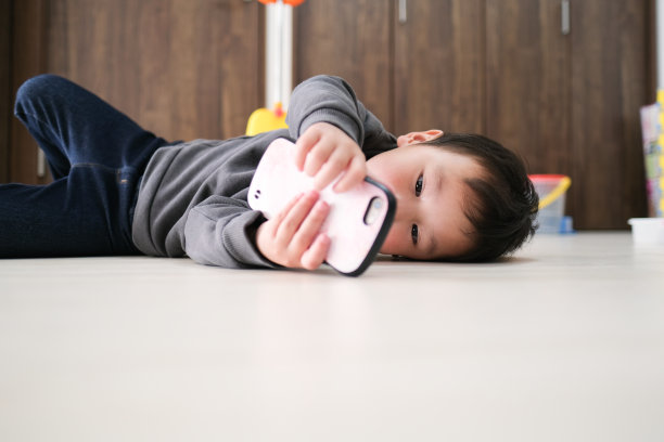 孩子使用智能手机的特写图片下载