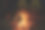 晚上篝火在河边的森林空地上，火星和壁炉。图片下载