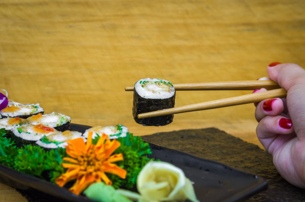 完美的寿司，传统的日本料理。图片下载