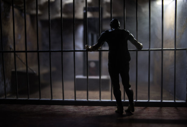 监狱或牢房。陈旧的灰色垃圾混凝土房间。创意艺术品装饰。恐怖的断头台比例模型在黑暗图片下载