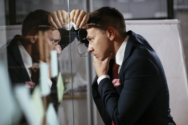 精疲力竭的商人在会议室里。图片下载