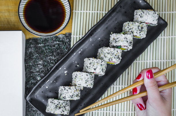 完美的寿司，传统的日本料理。图片下载