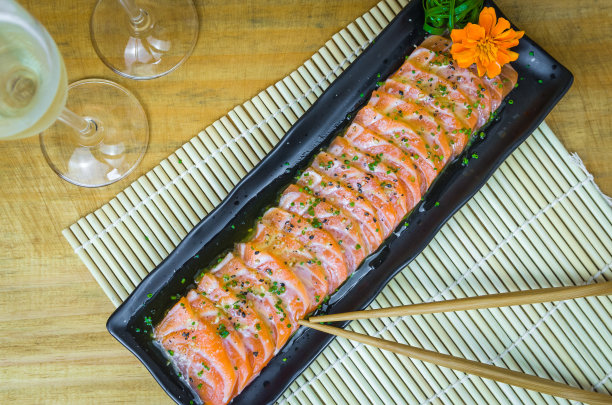 传统三文鱼生牛肉片图片下载