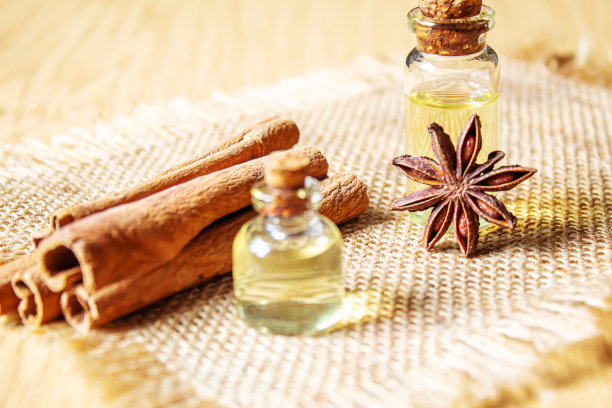 八角和茴香奶油装在瓶子里。有选择性的重点。图片下载