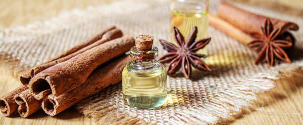 八角和茴香奶油装在瓶子里。有选择性的重点。图片下载