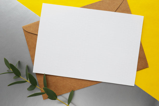 灰色和黄色背景上的白色信封。邀请图片下载