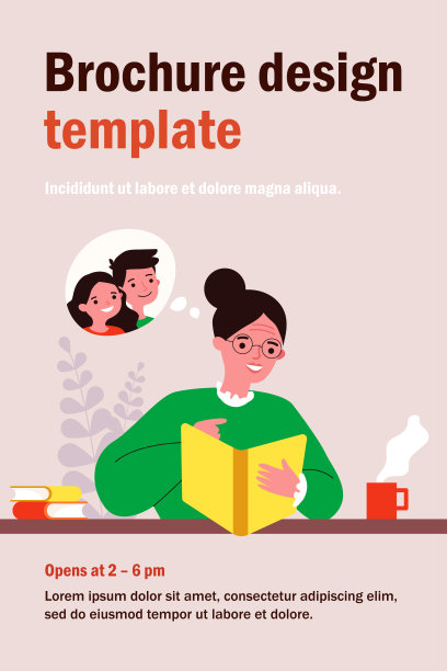 奶奶看影集并微笑图片下载