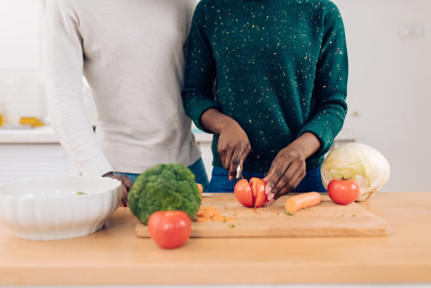 一对面目全非的非裔美国夫妇正在准备素食午餐图片下载