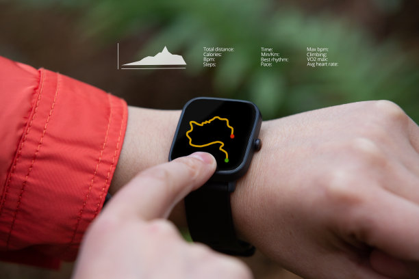 在锻炼时查看智能手表的人图片下载