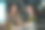 两个聪明的商业女性一起工作与笔记本电脑在办公室交谈。图片下载