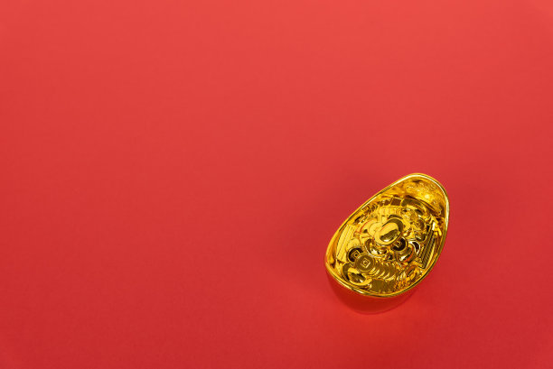 红色背景上的金锭图片下载