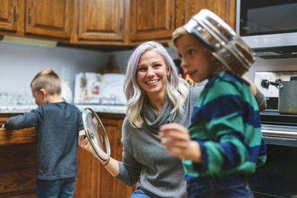 母亲和两个年幼的儿子一起呆在家里在厨房母亲节照片系列图片下载