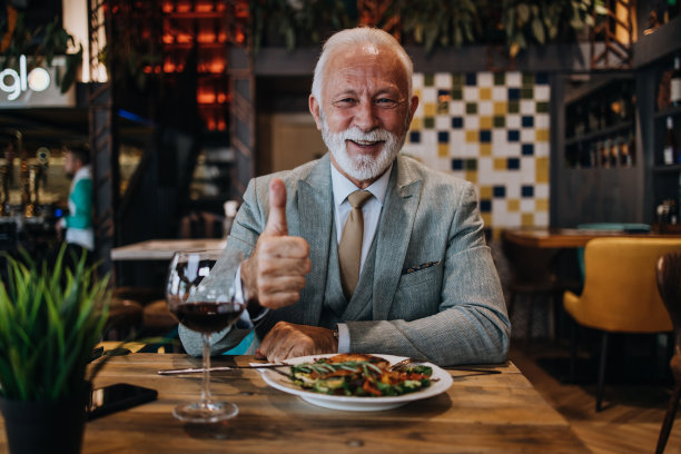 资深商人在餐厅享用午餐图片下载