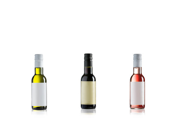 三个小酒瓶。图片下载