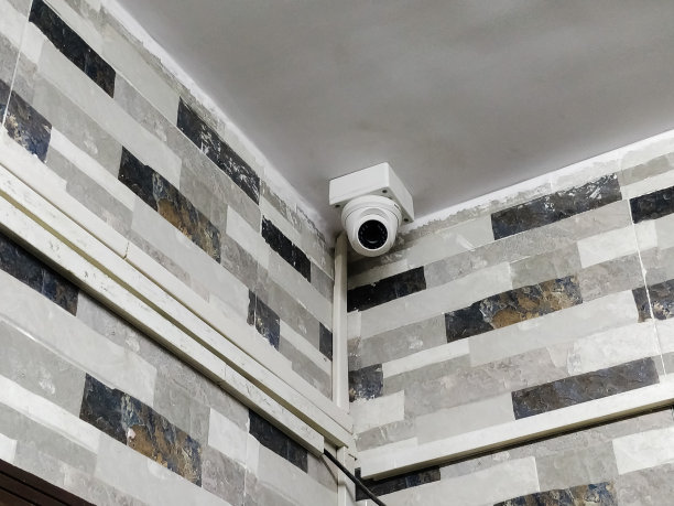 居民楼安全摄像头的特写图片下载