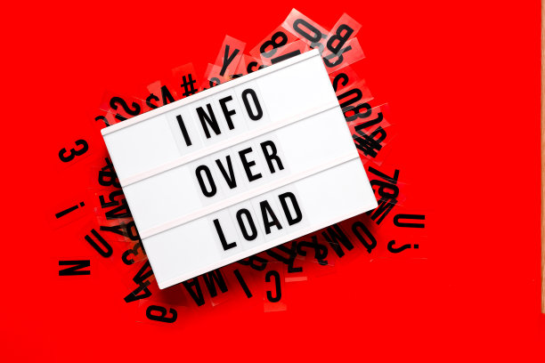 信息过载的概念。亮红色抽象背景上的灯箱。顶部横向查看拷贝空间。图片下载