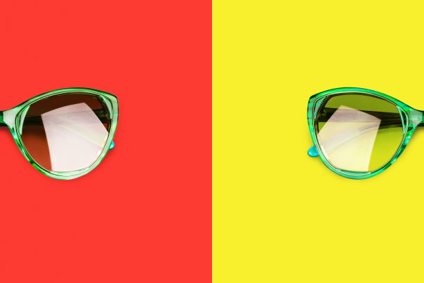 绿色太阳镜黄色和红色背景近距离俯视图，时尚女性太阳镜在多彩的背景，时尚现代女性眼镜，夏日海滩度假，紫外线保护，拷贝空间图片下载