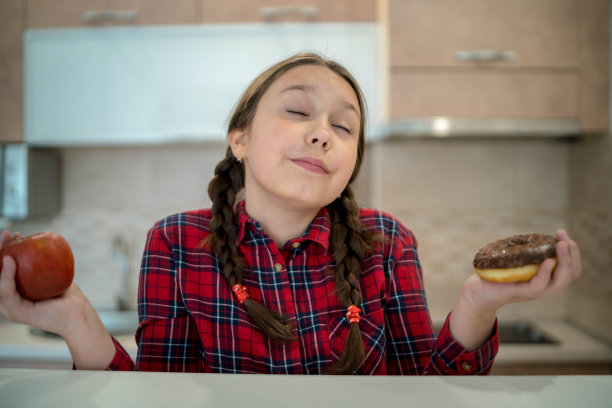 甜甜圈或苹果图片下载