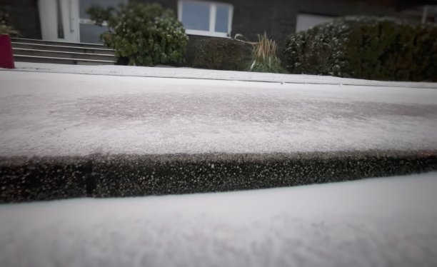 2021年2月7日，我在一条简易人行道上，背景是典型的北莱茵-威斯特伐利亚州的房子墙壁图片下载