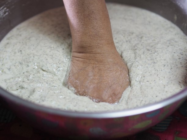 女人做馅金字塔甜点，馅金字塔，年糕，农历新年u2019年蛋糕，甜点糯米粉和糖制成，把香蕉叶小篮子蒸熟图片下载