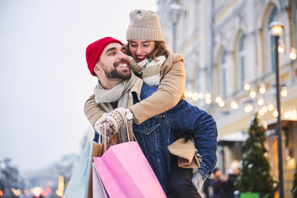 快乐的年轻夫妇在冬天去购物图片下载