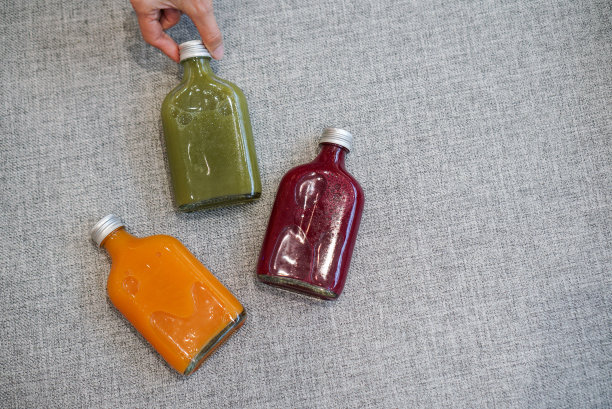 三瓶冷榨果汁。图片下载