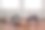 两个年轻的女性健身教练在紫色运动服紧身裤和上衣伸展在健身房普拉提前，在一个阳光明媚的日子，在一个大窗户附近的瑜伽垫，女性健身瑜伽常规概念图片下载