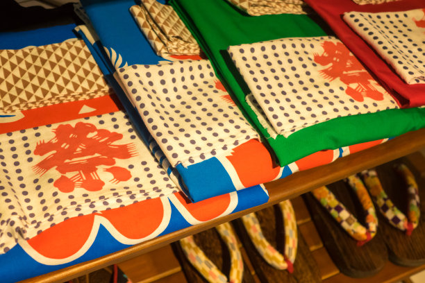 乐衣:节日的传统服装图片下载