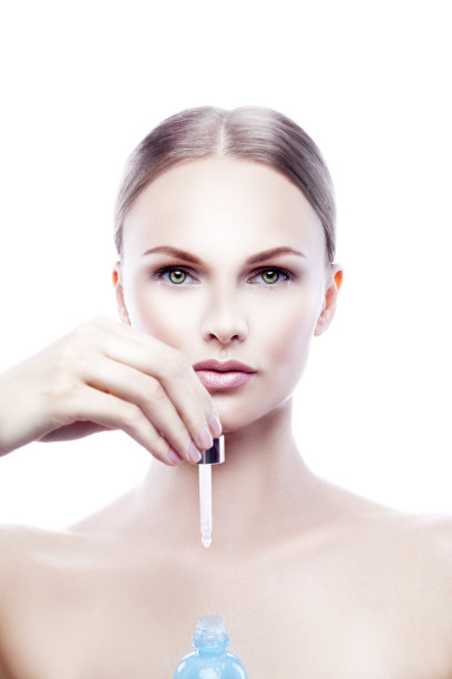 美女模特手里拿着化妆品滴管图片下载