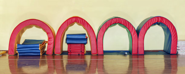 幼儿园或学校体育馆沿墙铺设运动彩垫。图片下载