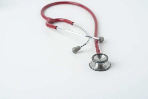 灰色听诊器孤立在白色背景上。图片下载