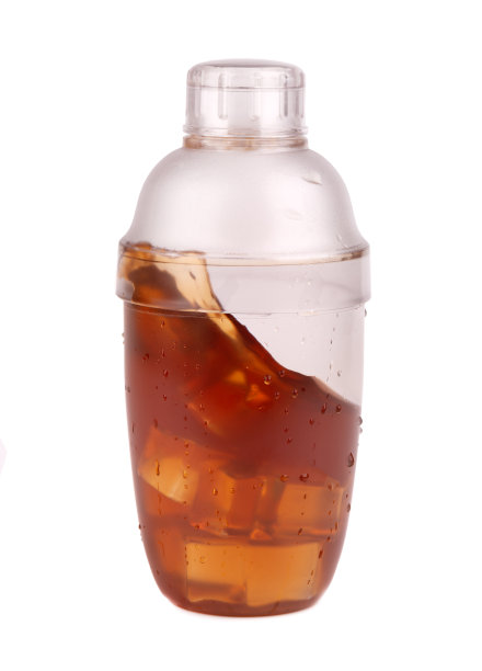 茶壶，孤立在白色背景上。塑料振动筛的冰奶茶饮料。图片下载