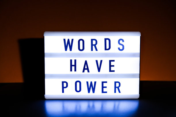 灯箱文字文字有力量。激励性词语及引语概念图片下载