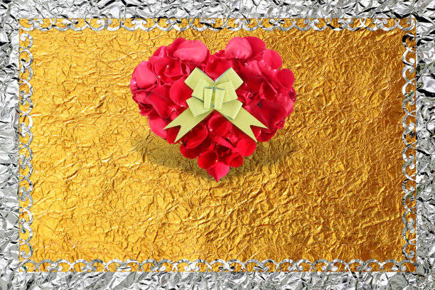 心形玫瑰花瓣与金色蝴蝶结在金箔背景上。图片下载