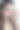 一个年轻女子的肖像，双手放在太阳穴，以说明专注或头痛图片下载