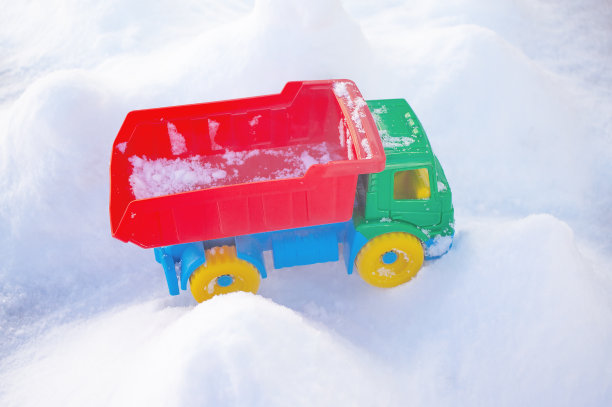 雪地上的玩具卡车图片下载