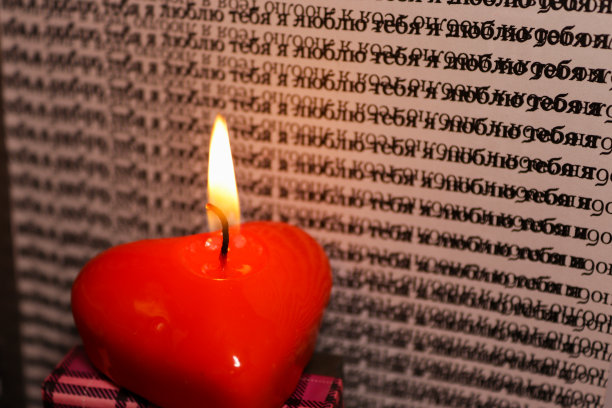 情人节红色爱心蜡烛与俄语告白文字背景图片下载