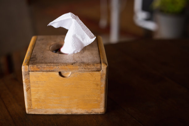 旧的木制纸巾盒放置图片下载