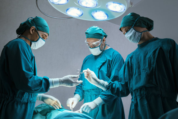 专业外科医生团队集中在医院的手术室里给病人做手术。医疗保健和医疗理念。“n图片下载