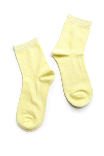 用细针织品制成的一双彩色新袜子，孤立在白色的背景上。图片下载