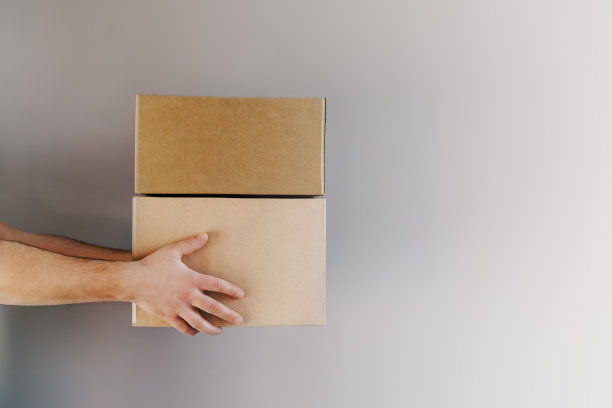 快递员的手。图片下载