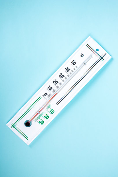 测量室内和室外温度的温度计，隔离在蓝色背景上。天气的概念。图片下载